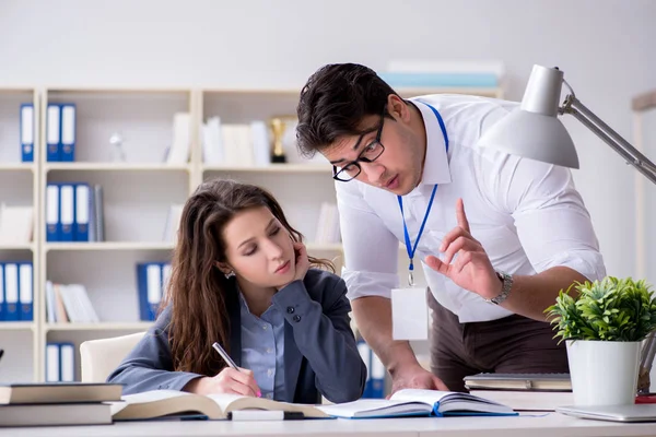 Professor explicando ao aluno na palestra — Fotografia de Stock