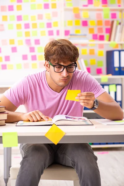 Studenti che si preparano per esami con molte priorità contrastanti — Foto Stock