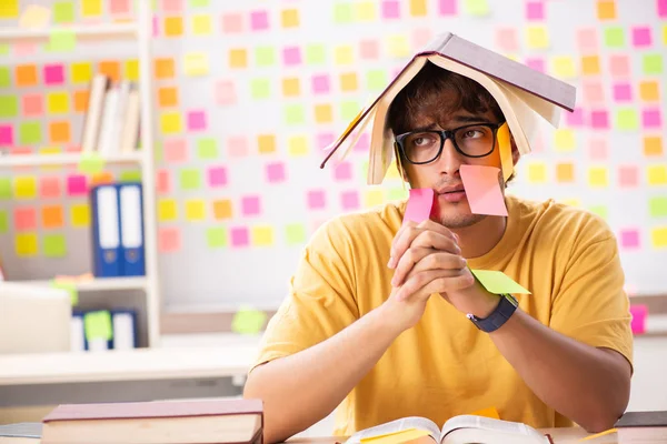Estudante se preparando para exames com muitas prioridades conflitantes — Fotografia de Stock