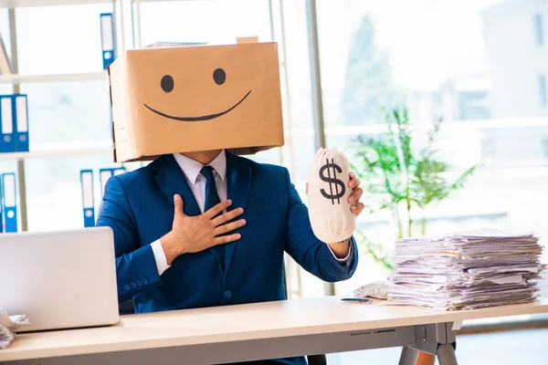 Homem feliz com caixa em vez de cabeça — Fotografia de Stock