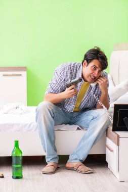 Mutsuz aşk kavramında üzgün genç adam.