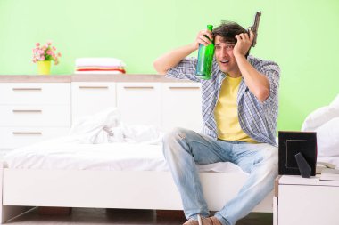 Mutsuz aşk kavramında üzgün genç adam.