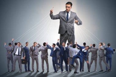 Patron çalışanı, çalışanlarını iş konseptinde manipüle ediyor.