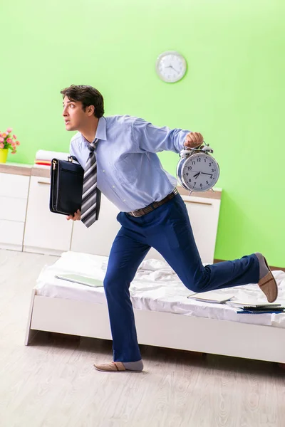 Empleado joven de negocios tarde a la oficina — Foto de Stock