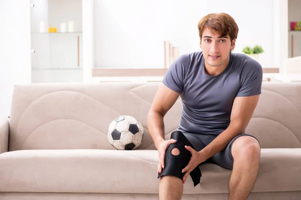 Homem ferido se recuperando em casa de lesões esportivas — Fotografia de Stock