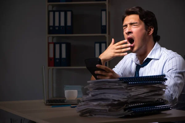 Joven gerente financiero trabajando hasta tarde en la noche en la oficina — Foto de Stock