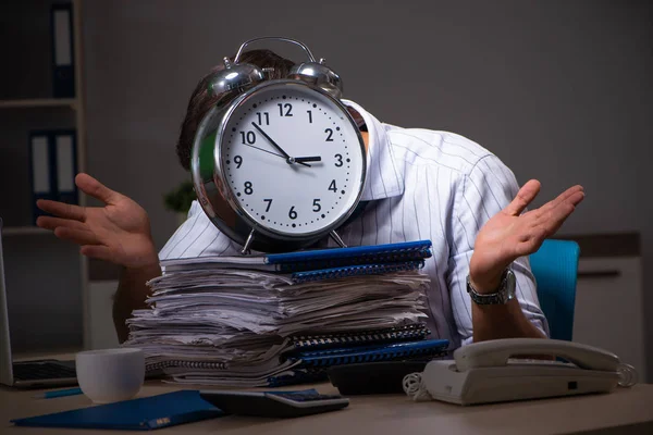 Junger Finanzmanager arbeitet spät abends im Büro — Stockfoto