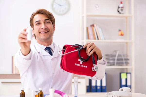 Junger Arzt mit Verbandskasten im Krankenhaus — Stockfoto