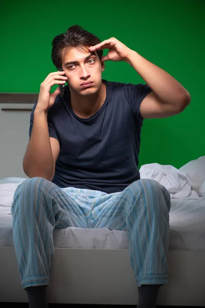 Ung stilig man lider av sömnlöshet hemma — Stockfoto