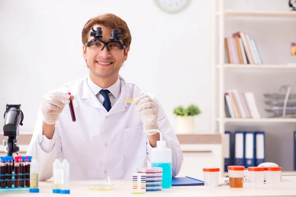 Chemicaliën in het lab controleren met ph strips — Stockfoto