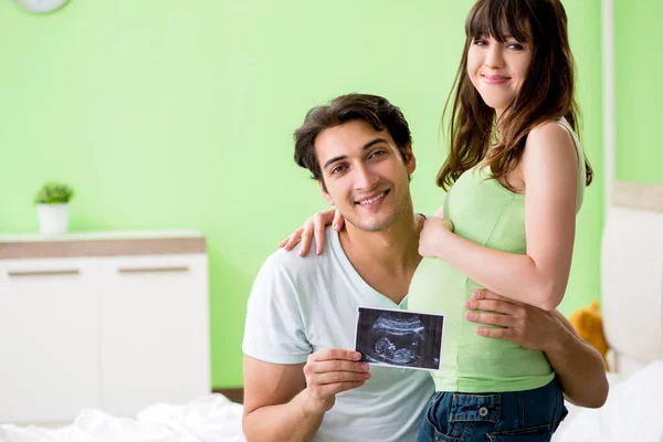 Ung familj att ta reda på om graviditet — Stockfoto