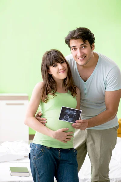 Jonge familie te weten komen over zwangerschap — Stockfoto