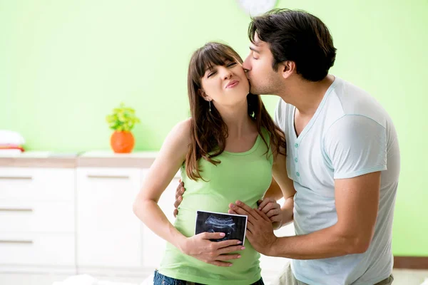 Familia joven averiguando sobre el embarazo — Foto de Stock