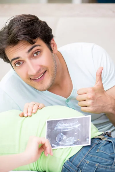 Young Family Finding Out Pregnancy — Stock Photo, Image