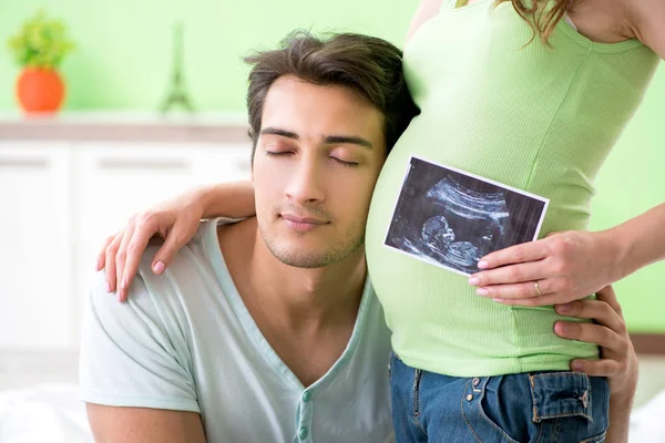 Молодая семья узнает о беременности — стоковое фото