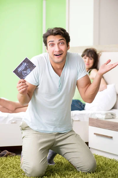 Familia joven averiguando sobre el embarazo — Foto de Stock