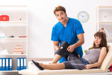 Genç tenisçi doktor travmatoloğu ziyaret ediyor. 