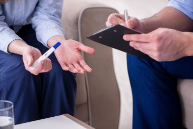 Hasta psikologla plansız hamileliği tartışıyor.