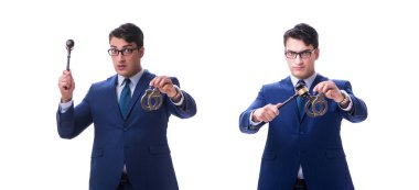 Beyaz arka planda tokmağı olan avukat hukuk öğrencisi.