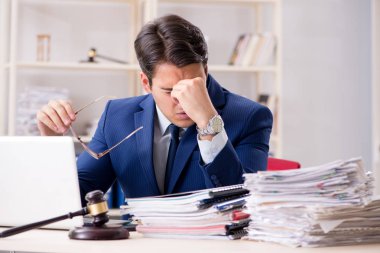 Mahkemede çalışan yakışıklı bir yargıç.