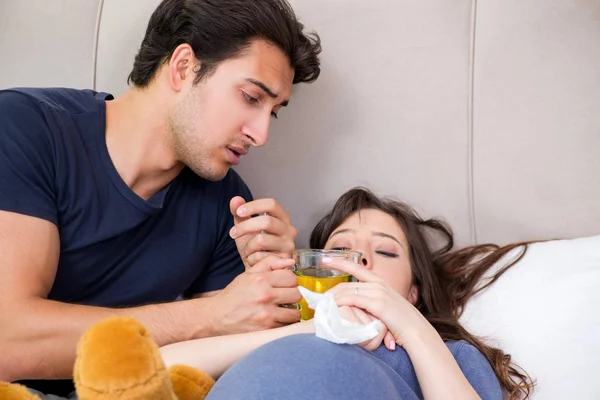 Joven marido cuidando de su esposa embarazada — Foto de Stock