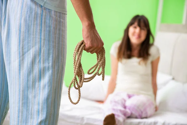 Muž navrhuje manželka hrát sexuální hry s lanem — Stock fotografie