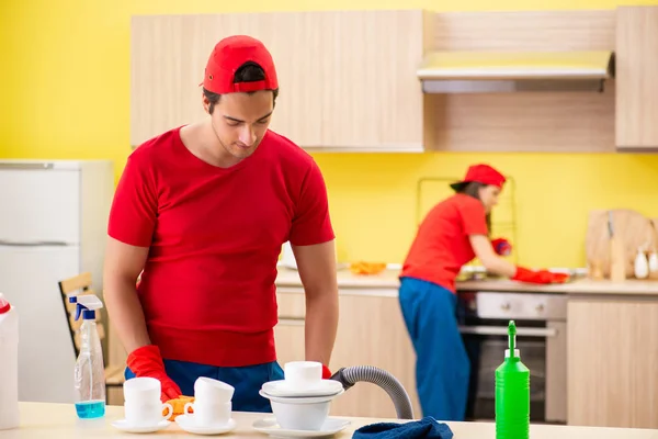 Καθαρισμός επαγγελματίες εργολάβοι που εργάζονται στην κουζίνα — Φωτογραφία Αρχείου