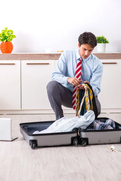 Joven hombre de negocios guapo preparándose para el viaje —  Fotos de Stock