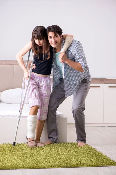 Caring husband looking after his injured wife — Stock Photo, Image