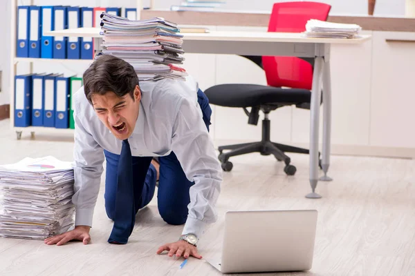 Funcionário extremamente ocupado trabalhando no escritório — Fotografia de Stock