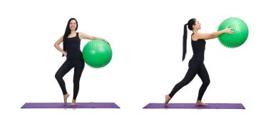 İsviçre topuyla egzersiz yapan genç bir kadın.