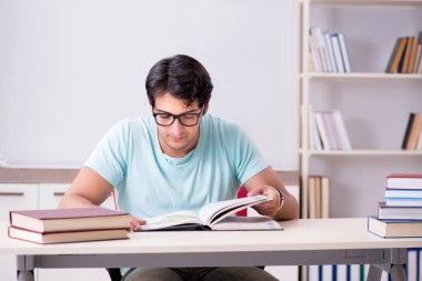 Genç yakışıklı öğrenci okul sınavlarına hazırlanıyor.