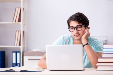 Genç yakışıklı öğrenci okul sınavlarına hazırlanıyor.