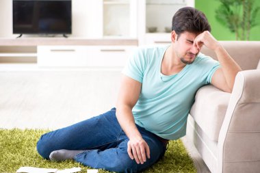 Genç adam kişisel finans ve faturalarla boğuşuyor.