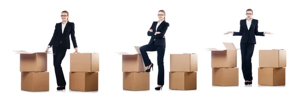 Affärskvinna med lådor isolerade på vitt — Stockfoto