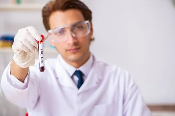 Jovem assistente de laboratório bonito testando amostras de sangue no hospital — Fotografia de Stock