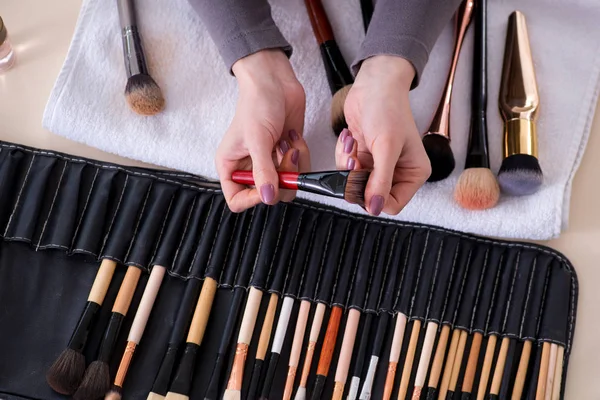 Make-up kunstenaar voorbereiding borstels voor het werk — Stockfoto