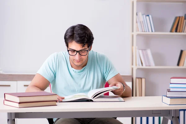 Joven estudiante guapo preparándose para los exámenes escolares — Foto de Stock