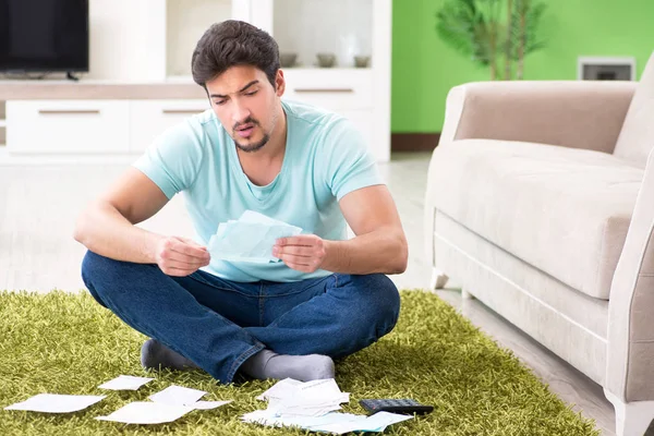 Joven luchando con las finanzas personales y facturas —  Fotos de Stock