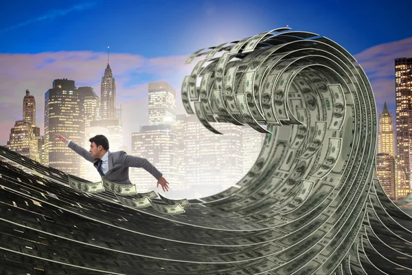 Бізнесмен плаває в морі долара гроші — стокове фото