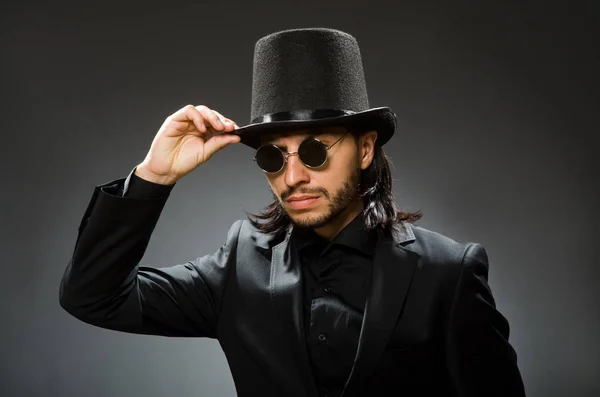 Concepto vintage con hombre con sombrero de copa negro — Foto de Stock