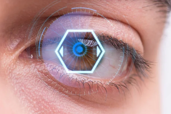 Concept de capteur implanté dans l'œil humain — Photo
