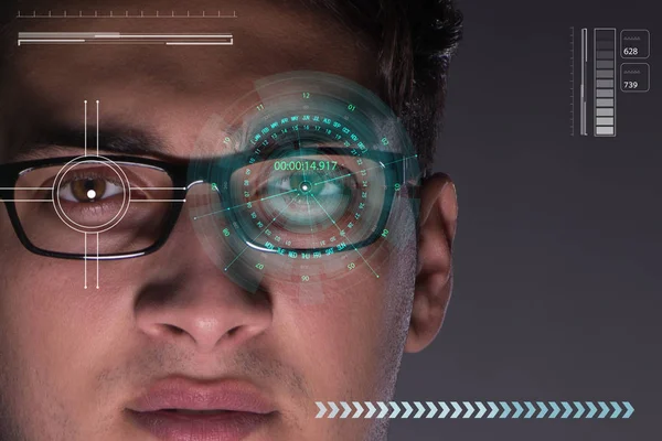 Concepto de sensor implantado en el ojo humano — Foto de Stock