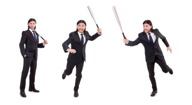 Beyazların üzerinde beysbol sopası olan adam.