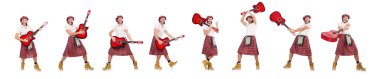 Gitar çalan İskoç beyaz üzerine izole edilmiş