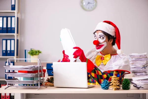 Drôle clown dans Noël célébration concept — Photo