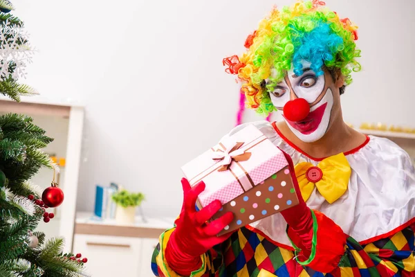 Rolig clown i jul firande koncept — Stockfoto