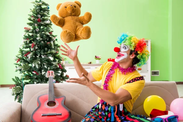 Payaso divertido en concepto de celebración de Navidad — Foto de Stock