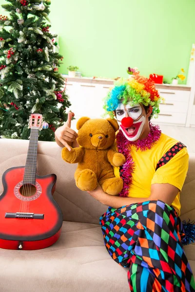 Payaso divertido en concepto de celebración de Navidad — Foto de Stock