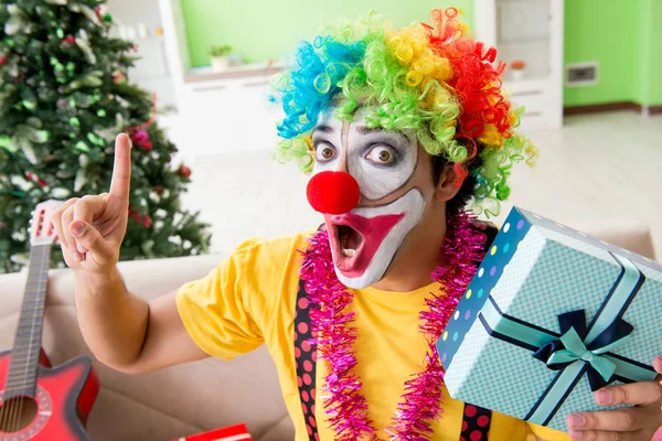 Lustiger Clown im Konzept der Weihnachtsfeier — Stockfoto